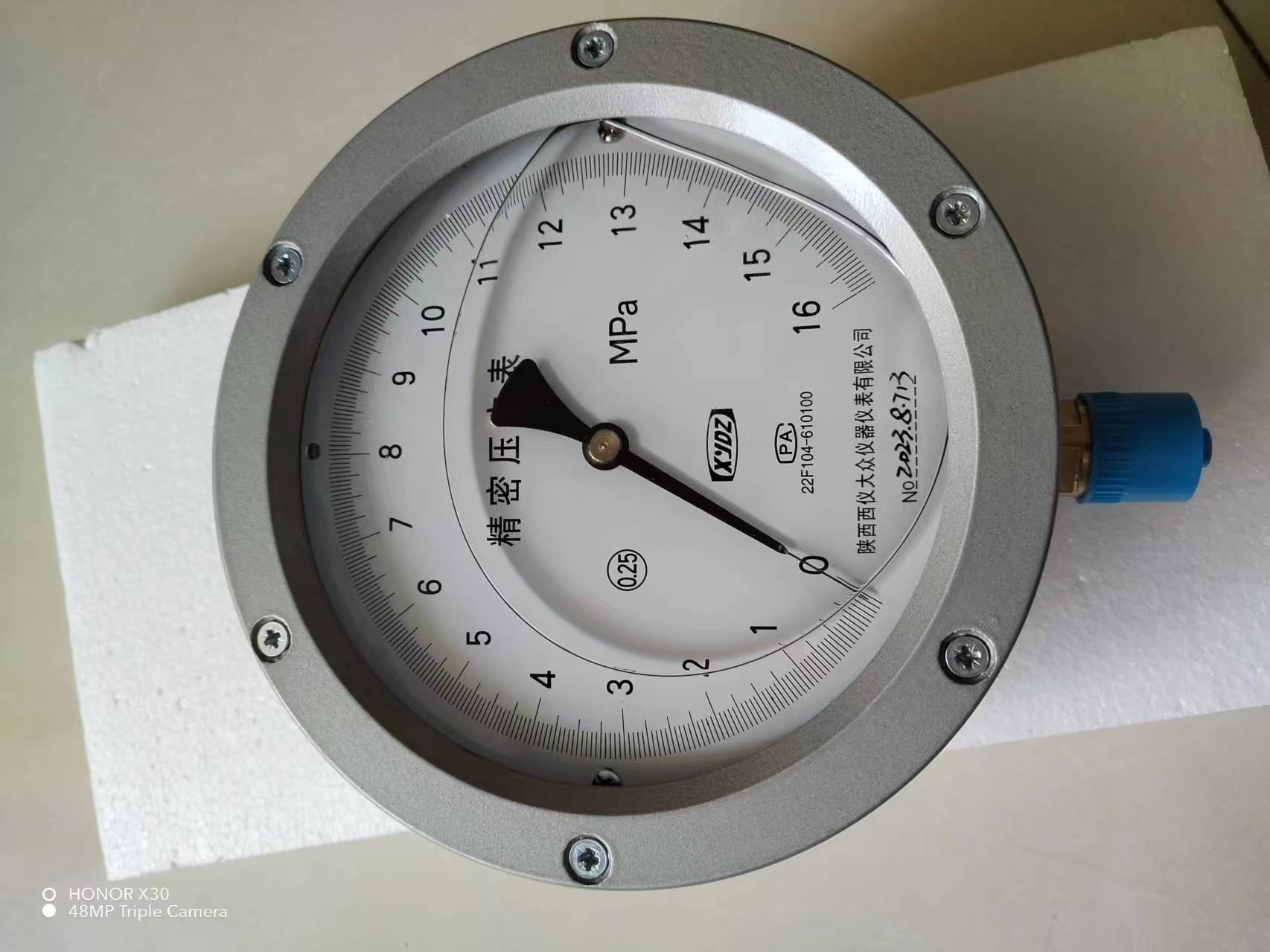 耐震精密压力表YBNF-150(0.4级，0.25级)